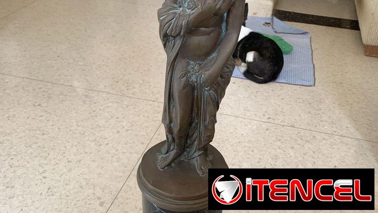 Estatuilla de bronce con base de mármol negro