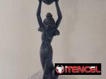 Vendo Figura romance del siglo XIX, de terracota, P-18cm; L-43cm; A-23 en 20 usd