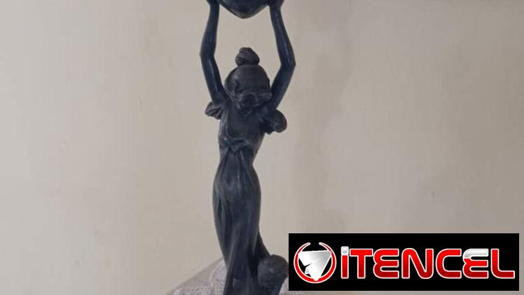 Vendo Figura romance del siglo XIX, de terracota, P-18cm; L-43cm; A-23 en 20 usd