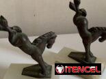 Pareja de sujetalibros vintage de mármol y bronce, con figuras de caballos.