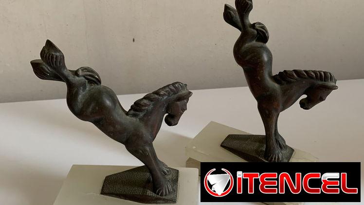 Pareja de sujetalibros vintage de mármol y bronce, con figuras de caballos.
