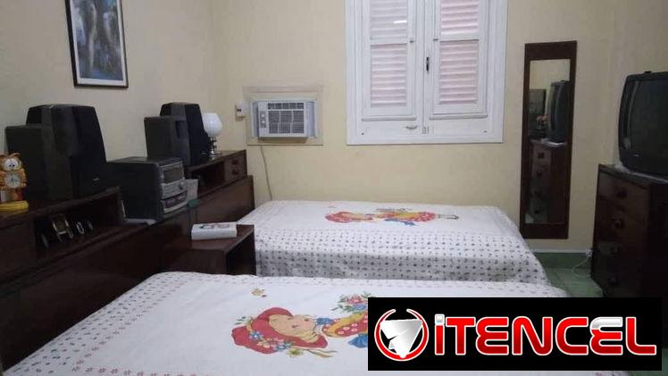 Excelente apartamento muy cerca de calzada y 12 en el vedado.  Ubicado en el primer piso de un edificio de los año’ 50 .
