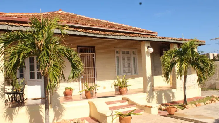 Casa en la playa con piscina en Santa Fe, La Habana. Casa cerca del mar con piscina