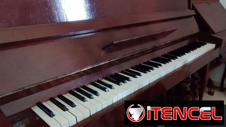 OFERTA! Vendo piano de estudio y banqueta.