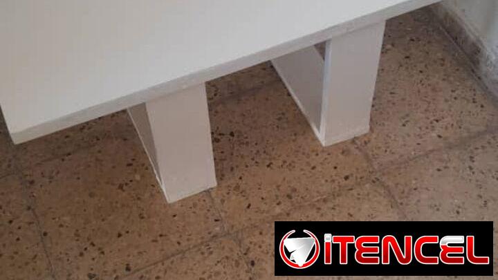 Mesa de centro de madera , blanca, negra o barnizada.