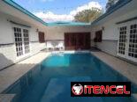 Casa independiente con piscina en terreno de 2mil m²