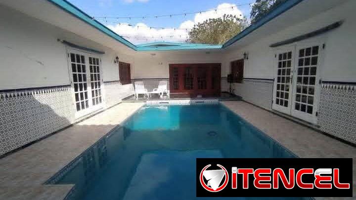 Casa independiente con piscina en terreno de 2mil m²