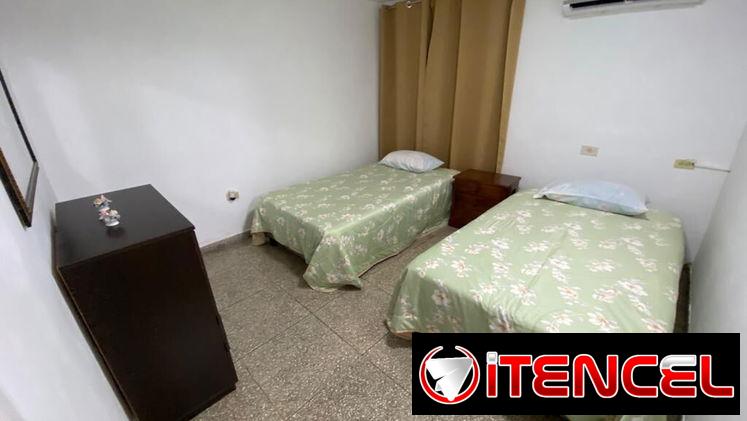 Se RENTA APTO INDEPENDIENTE EN EL VEDADO POR 27 Y N. 53880216