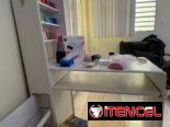 Mesa de manicura con accesorios