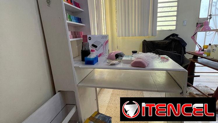Mesa de manicura con accesorios