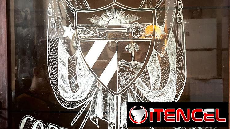 SE VENDE VITRINA ANTIGUA DE TABACO PIEZA ESPECTACULAR LLAMAR AL 55588362 LA HABANA SI DA APAGADO ENVIAR SMS , RESPONDO