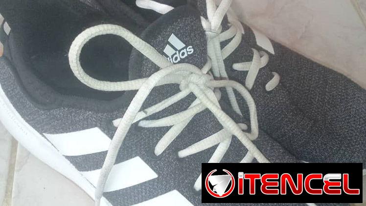 Adidas – Tenis deportivos gris oscuro   Estilo clásico y comodidad para el día a día.