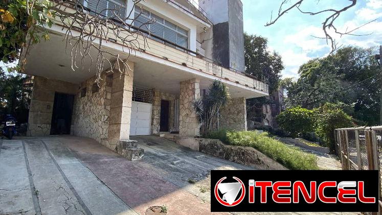 PROPIEDAD HORIZONTAL DE 6 DORMITORIOS Y GARAJE EN MIRAMAR – 300 MIL USD
