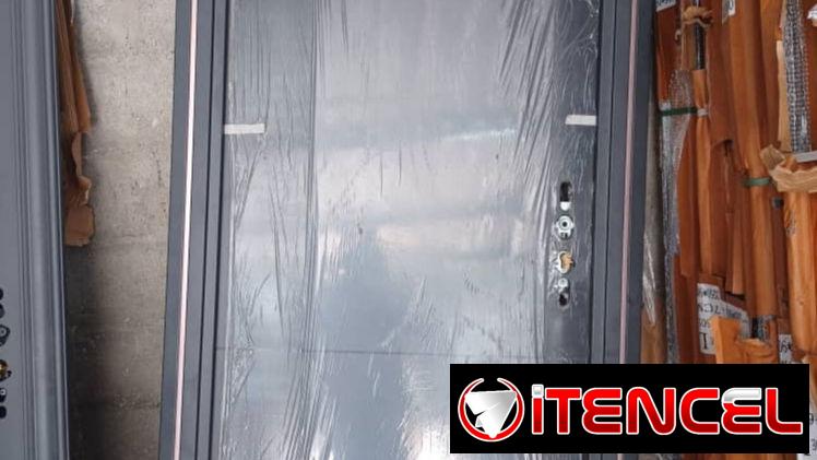Puerta cromada para exterior