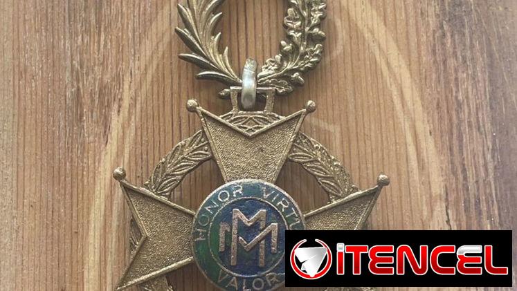 SE VENDE MEDALLA ANTIGUA PRECIO 15 USD LLAMAR AL 55588362 LA HABANA SI DA APAGADO ENVIAR SMS