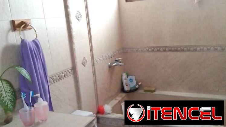 Ocasión única apto de 4 cuartos en el Vedado con valla de garaje para 2 autos y semivista al mar!! Sólo por 70.000 USD!