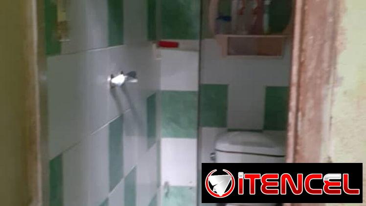 Vendo, en Centro Habana, vivienda en bajos, 3/4 reales y 3 baños. 58711030 Adis
