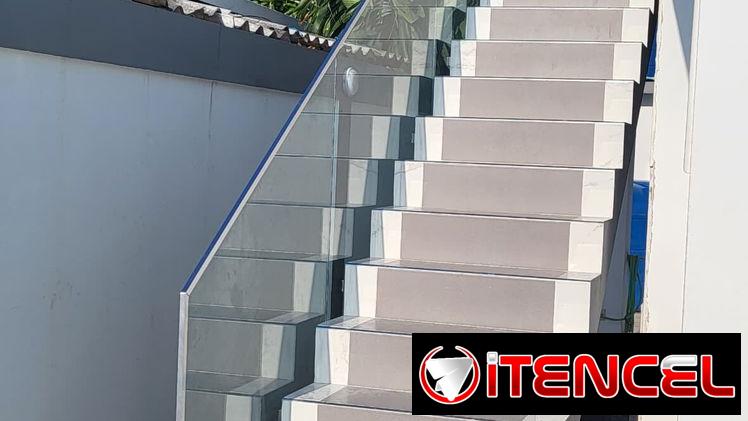 Escalera con baranda de cristal ~ Cristal al aire