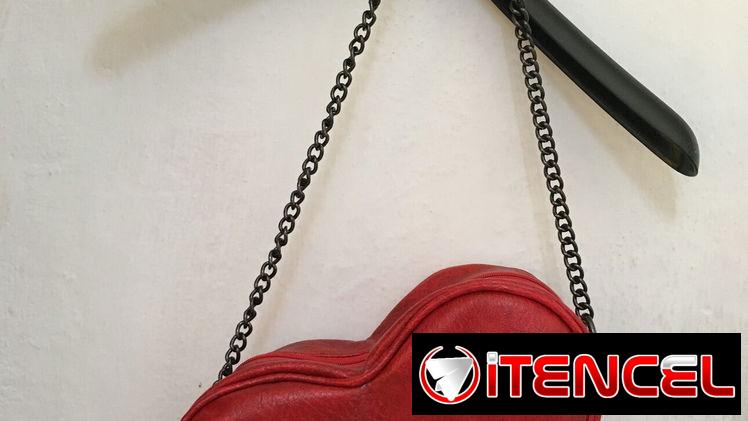 Mochila pequeña y cartera corazón.
