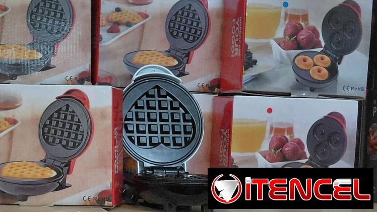 Waflera con forma de corazón. También tenemos máquinas de hacer minidonas. Mensajería opcional