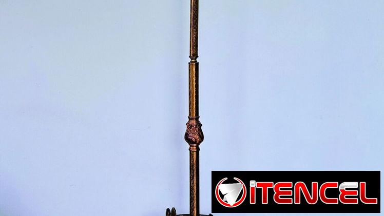 Se vende lámpara de pie de bronce y cristal de murano. En perfectas condiciones