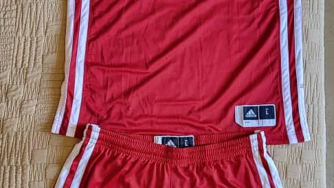 JUEGO DE CAMISETA SIN MANGAS Y SHORT DEPORTIVO ADIDAS ROJO PARA BASKETBALL TALLA L