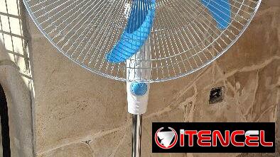 Ventilador recargable. Marca Premier 18″ de pedestal, , 5 aspas, azul. Nuevo. Caja sellada. 1 mes de garantía.