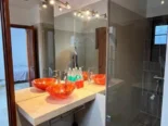 Casa independiente en el Vedado con amplio garaje 350m² jardín patio 5 cuartos