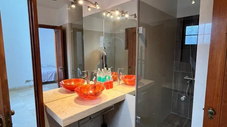 Casa independiente en el Vedado con amplio garaje 350m² jardín patio 5 cuartos