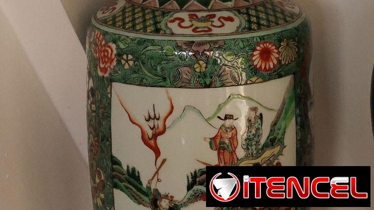 Compro antigüedades chinas y cofres de tabaco.