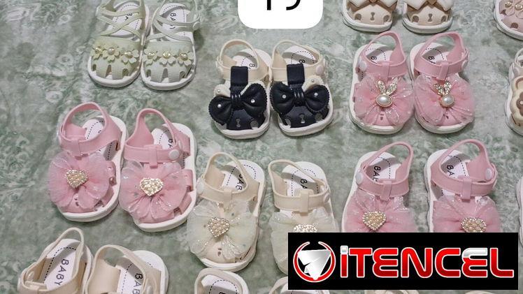 Bellas sandalias para niñas