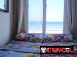 Vacaciones frente al mar, respira la brisa marina desde la comodidad de tu cama.
