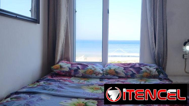 Vacaciones frente al mar, respira la brisa marina desde la comodidad de tu cama.