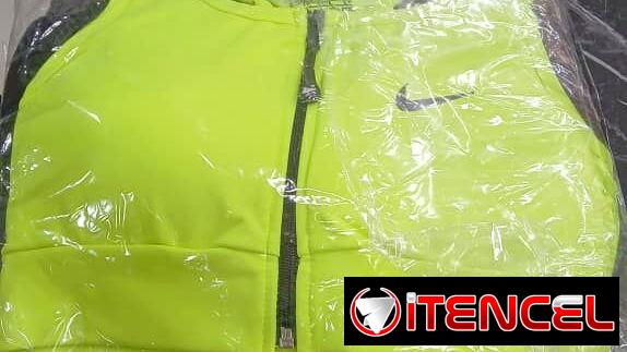 Tops nike deportivo, originales, color negro, con síper. Diferentes tallas. Alta calidad.