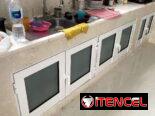 Bajos de meseta en aluminio y cristales. Closet de espejos. Mamparas de baños. Puertas de exteriores y interiores