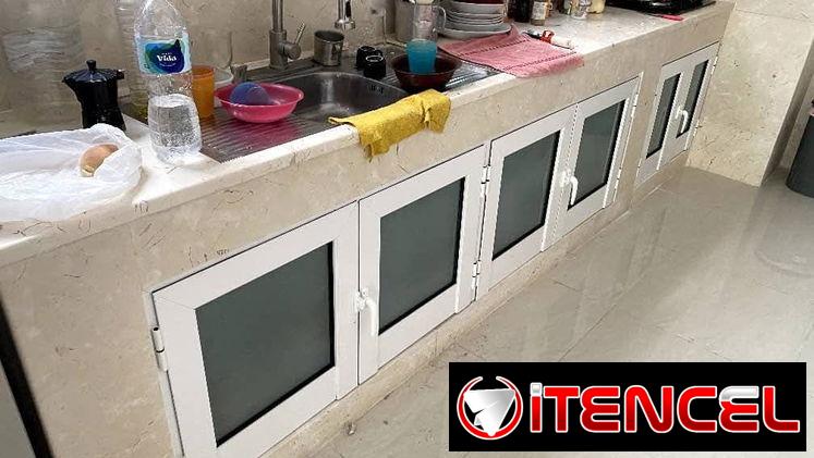 Bajos de meseta en aluminio y cristales. Closet de espejos. Mamparas de baños. Puertas de exteriores y interiores