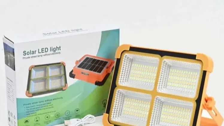 Lámpara LED Portátil, Recargable y con Panel Solar incorporado.  25 USD