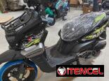 Moto, casco, baúl, candado y malla