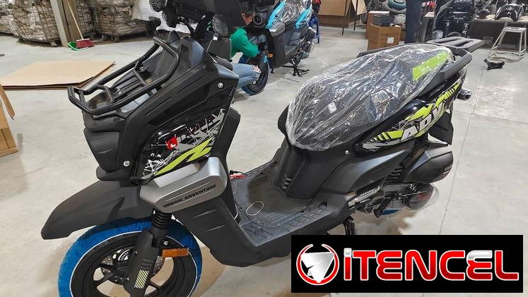 Moto, casco, baúl, candado y malla