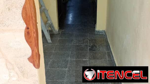 Se vende casa. Solo interesados, oímos propuestas.