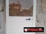 Ventanas de hierro con sus cristales en 70 mil.,puerta de marquetería de aluminio y cristalería en 70 mil.,