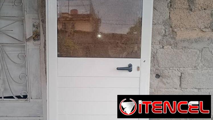 Ventanas de hierro con sus cristales en 70 mil.,puerta de marquetería de aluminio y cristalería en 70 mil.,