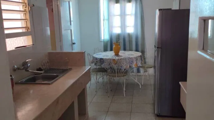🏡Playa. Rento apto de 3 cuartos y 2 baños. Terraza a la calle. 📍Cerca de 31 y 42. 💼Renta Lineal.👶Se admiten niños