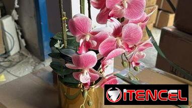 Macetas con flores artificiales