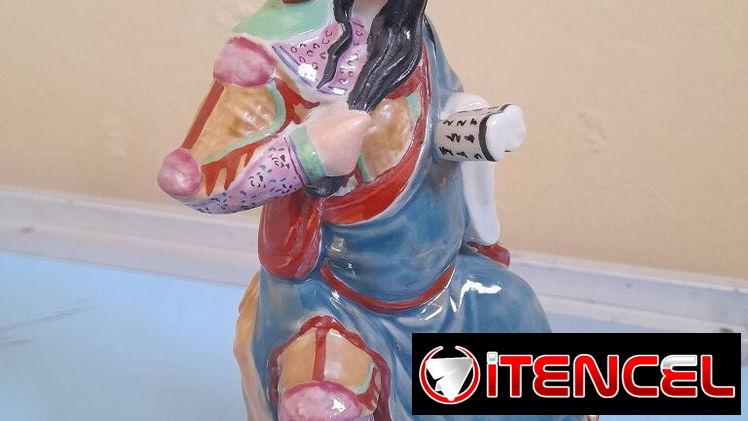 Adorno de porcelana china de 20 cm de alto (Guan Yu una de las figuras más veneradas en la cultura y la historia china)