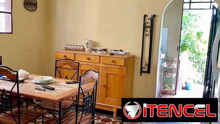 Casa en La Víbora de dos plantas con 2 habitaciones, carpoch y patio de tierra !!!