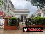 Casa independiente en el Vedado con amplio garaje 350m² jardín patio 5 cuartos