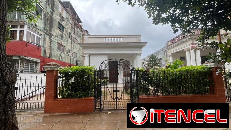 Casa independiente en el Vedado con amplio garaje 350m² jardín patio 5 cuartos