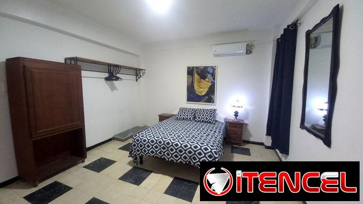 SE RENTA APTO PRIVADO DE UNA HABITACIÓN EN EL VEDADO, TERCER PISO. 54026428