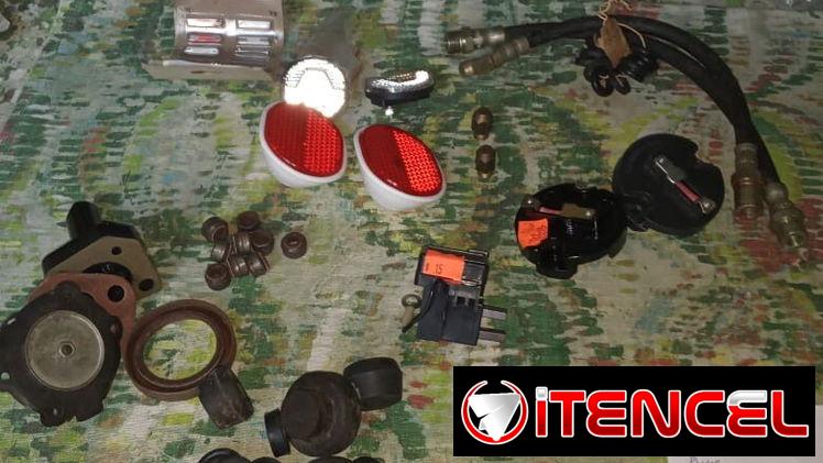 Piezas varias para LADA. Aceite castrol y líquido de frenos. También filtro de aire y radio para nissan